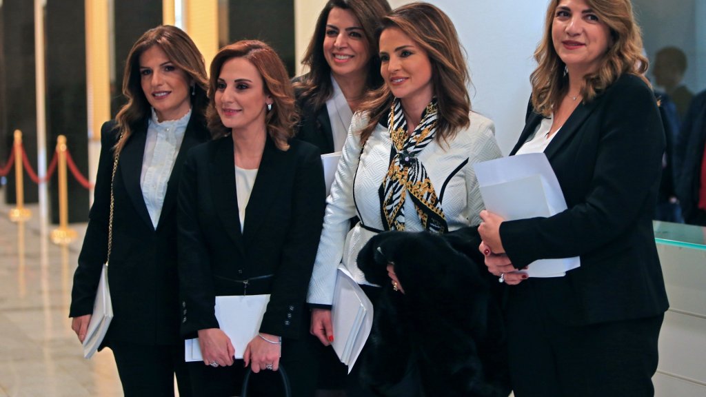 وزيرة سُئلت إذا كان الثوار يعرفون عنوان منزلها...أجابت ممازحة: &quot;أعطيتهم عنوان حماتي&quot;!