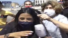بالفيديو/ مجموعة من المحتجين في ساحة الشهداء يرمون المياه على مراسلة الـmtv خلال تغطية مباشرة ويمنعون الفريق من التصوير!