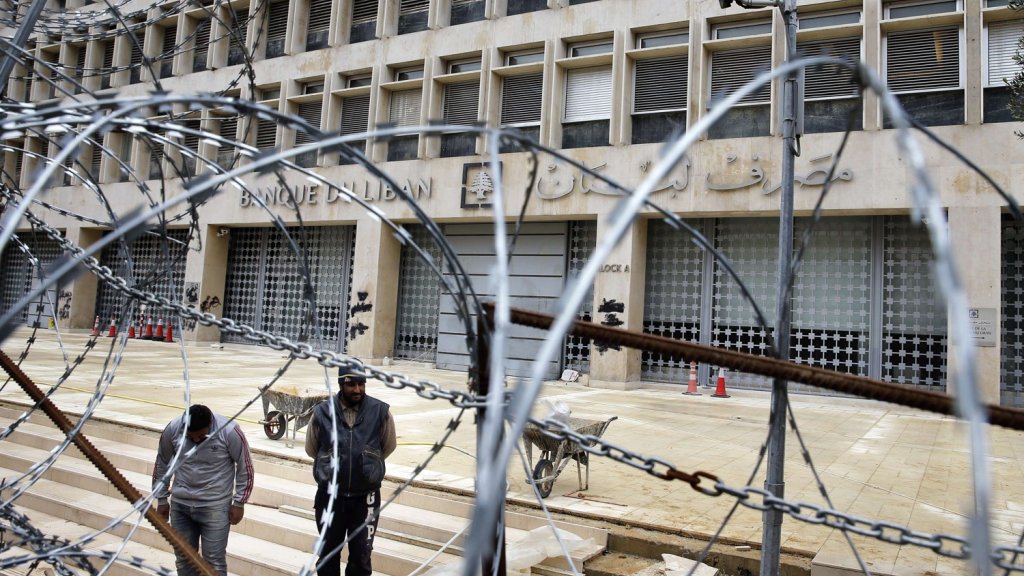 المصارف تدرس جدياً رفع دعوى قضائية ضد الدولة اللبنانية وضد مصرف لبنان  للمطالبة باسترداد الاموال لدى هذين الطرفين (الجمهورية)