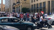 بدء توافد المتظاهرين الى ساحة الشهداء وتجمع العشرات منهم امام مدخل مجلس النواب للاعتراض على الواقع الاقتصادي والمعيشي والارتفاع الجنوني لسعر صرف الدولار 