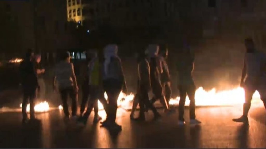 محتجون في ساحة رياض الصلح اضرموا النيران وسط الشارع