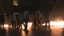 محتجون في ساحة رياض الصلح اضرموا النيران وسط الشارع
