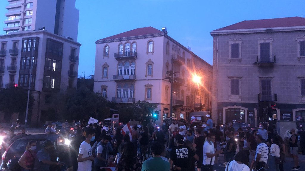 محتجون حاولوا قطع الطريق أمام جمعية المصارف في وسط بيروت لكن عناصر مكافحة الشغب تدخلت