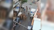 بالفيديو/ الحجارة هطلت على عناصر الجيش اللبناني من الشرفات في أحد الأحياء في طرابلس وإصابة جندي