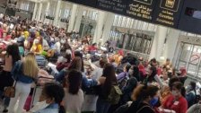 ​بالصورة/ طائرة قطرية تجلي من مطار بيروت المئات من العاملات الفليبينيات إلى بلادهن