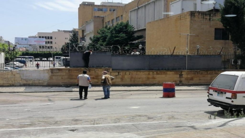 بعد الإشكالات والشغب...تصفيح السور الخارجي لسرايا طرابلس بالحديد 