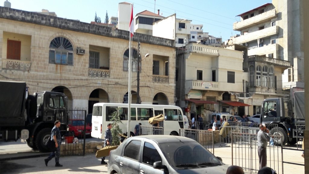  انتشار أمني كثيف أمام المصارف والدوائر الرسمية في حلبا منذ ساعات الصباح الأولى