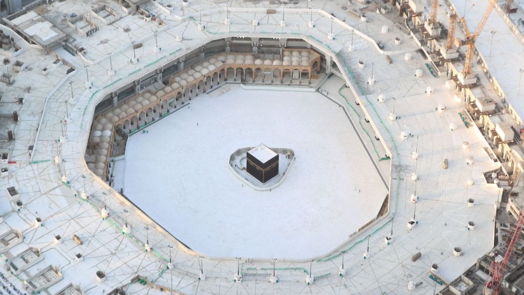 تعليق العمرة والحج مستمر...السعودية ترفع حظر التجول بشكل كامل على أراضيها لكن بشروط