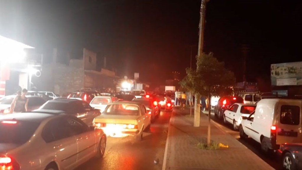 بالفيديو/ مواطنون عالقون في سياراتهم على اوتوستراد المنية - دير عمار