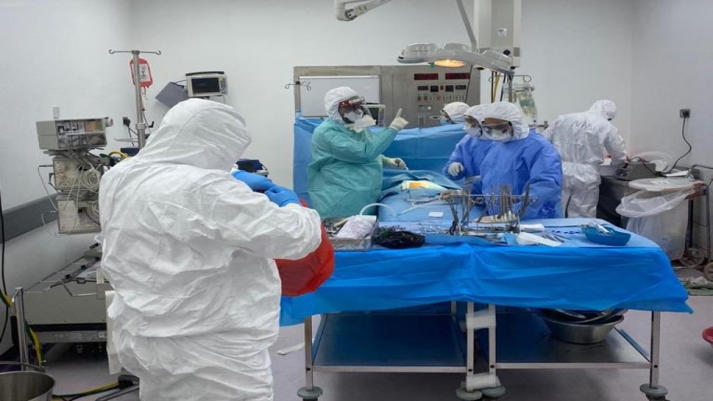 "مايا" مولودة  مُصابة بكورونا خضعت لعملية قلب في مستشفى الحريري بمساعدة فريق جراحة القلب من مستشفى الرسول الاعظم وهي في حالة حرجة!