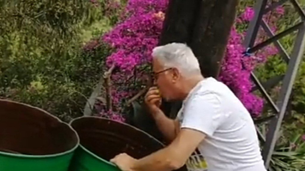 بالفيديو/ الممثل ميشال ابو سليمان يأكل من حاوية النفايات..&quot;إذا ما أخدنا بحقوقنا بعد 6 اشهر كلنا رح ناكل من الزبالة&quot;