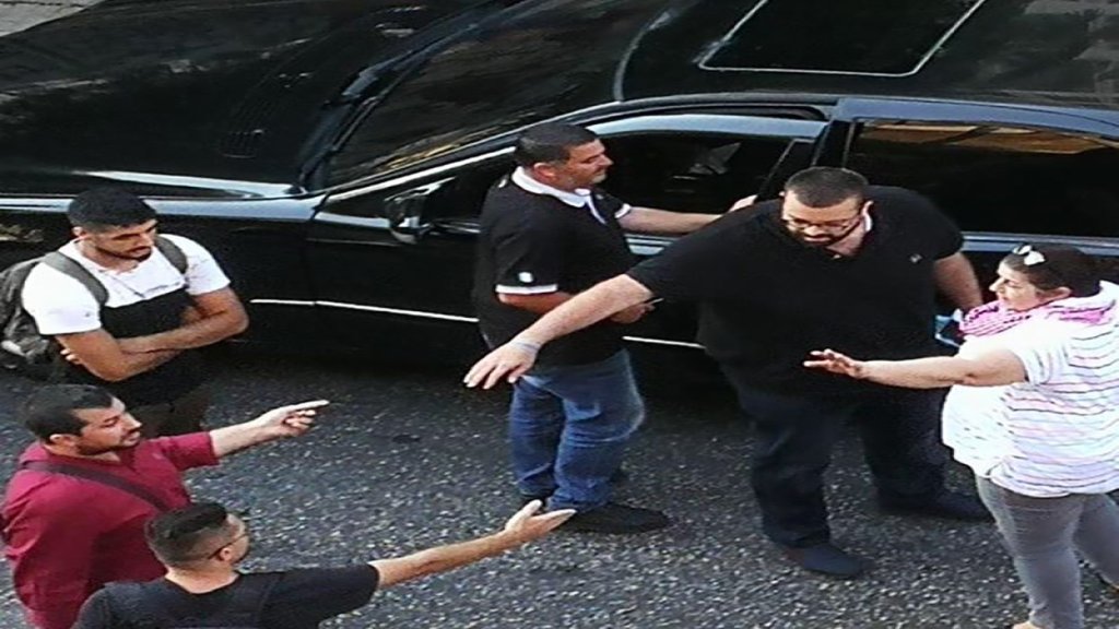 بالفيديو/ محتجون يعترضون طريق أحمد الحريري أمام مصرف لبنان "مش مرغوب فيك بالساحات"