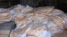 بلدية العباسية تبادر...توزيع ألف ربطة خبز على محلات بيع المواد الغذائية في البلدة ليتم توزيعها مجانا على الأهالي