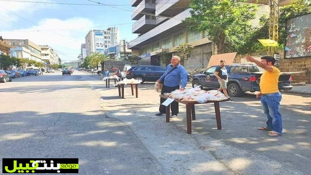 بالصور/ مجموعة شباب وزعوا الخبز مجانا في النبطية والبلدية أمنت كميات كبيرة من الخبز وباعتها بسعر 1000 ليرة للربطة الكبيرة