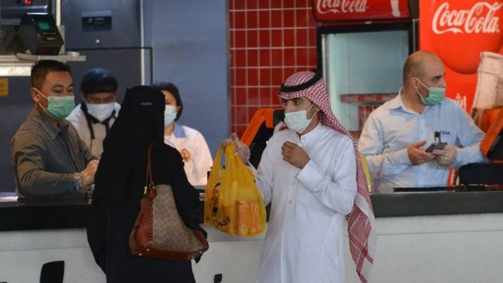 لم تلتزم بالإجراءات الوقائية...سيدة سعودية تنقل فيروس كورونا لـ 21 فرداً من عائلتها من بينهم كبار بالسن