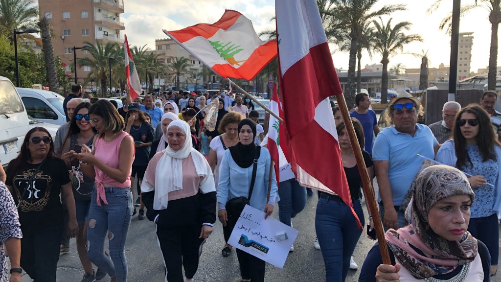 مسيرة لأمهات ناشطي صور احتجاجا على الغلاء وارتفاع سعر صرف الدولار وتردي الاوضاع الاقتصادية والاجتماعية الصعبة التي تعانيها كل ام في لبنان