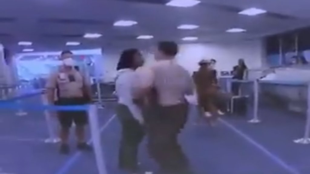 بالفيديو/ حادثة عنصرية جديدة..ضابط أميركي يلكم امرأة من ذوي البشرة السمراء في وجهها بـ مطار ميامي