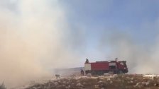 بالفيديو/ حريق ضخم في خراج بلدة ميس الجبل وإصابة عنصر إطفاء بالإختناق بسبب الدخان الكثيف