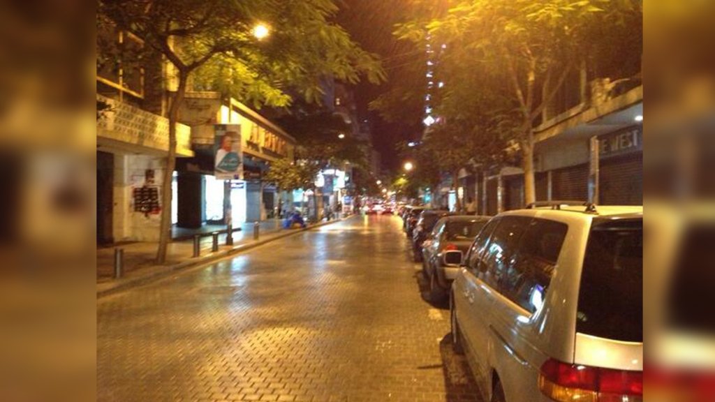 آخر فصول الجوع في لبنان.. هجم عليه بالسكين في شارع الحمرا بهدف اخذ المال: "ولادي بالبيت بدن ياكلو.. ثم اعتذر و قال "اول مرة بعمل هيك" وانهار بالبكاء وغادر!