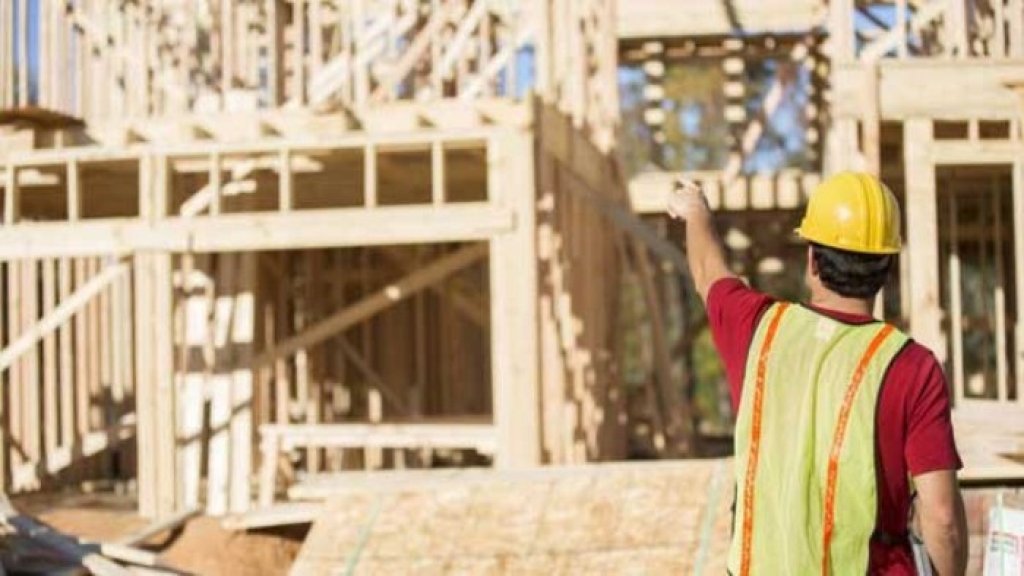 أصحاب "المصالح وورش البناء في لبنان" يطلقون الصرخة: تجار السوق السوداء يحتكرون الأسعار وأصبحت السرقة على عينك يا تاجر!