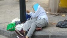 مسن يفترش الأرض في شارع الحمرا..&quot;وين بدي روح بعد ما راح عمري عالفاضي بهالبلد وتصوروا هيدي نهايتي&quot;!