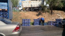 بالصور/ سقوط قوارير مياه من شاحنة يقطع طريق بلونة بالاتجاهين