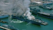 بالفيديو/ حريق كبير ببارجة اميركية في قاعدة عسكرية للبحرية الأمريكية في سان دييغو