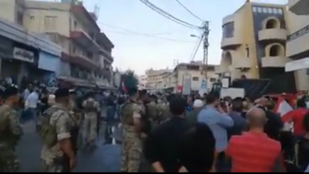 بالفيديو/ تلاسن بين محتجين ومناصرين للاشتراكي في قبرشمون والقوى الأمنية تفصل بين الشارعين