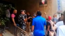 بالفيديو/ مسيرة إحتجاجية من الحمرا بإتجاه منزل وزير السياحة ورشق المبنى بالبيض