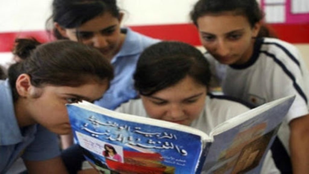 &laquo;الأخبار&raquo;: لا كتب للمدارس الرسمية هذا العام؟ عزوف دور النشر عن مناقصة طباعة الكتاب المدرسي الوطني ومطالبة بـ &laquo;ورق مدعوم&raquo;