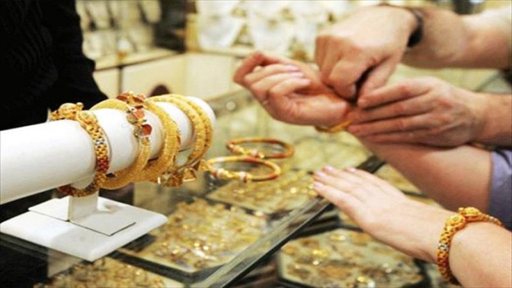 سعياً للحصول على الدولار وبسبب ضيق الحال...لبنانيون يبيعون مدخراتهم من الذهب