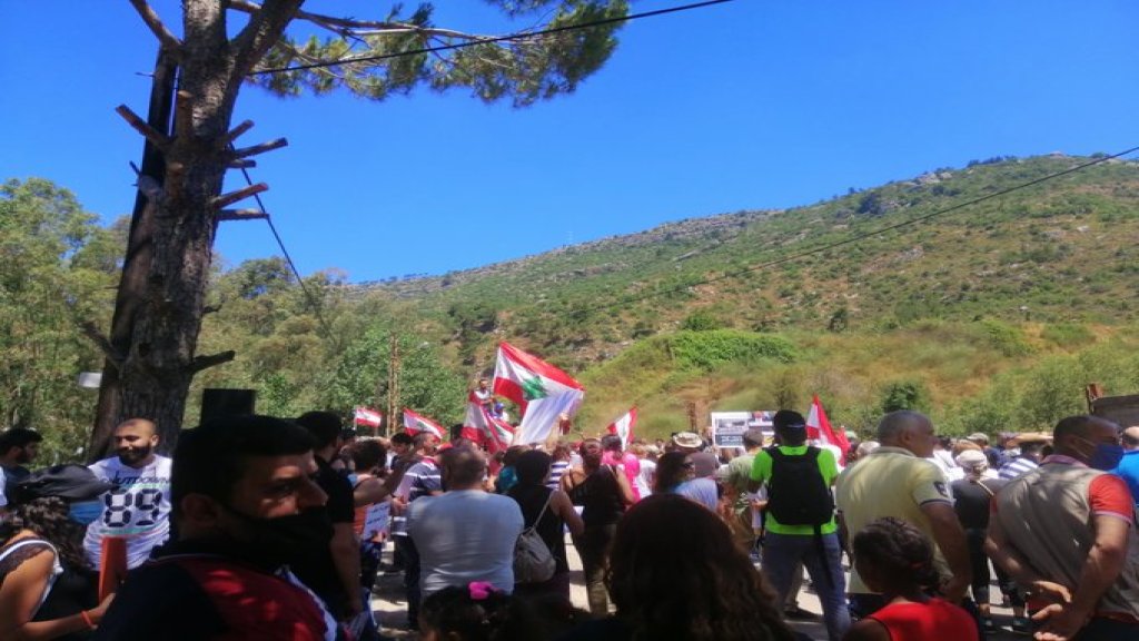المحتجون في مرج بسري يقطعون الطريق ويؤكدون مواصلة تحركهم اعتراضاً على بناء سد بسري 