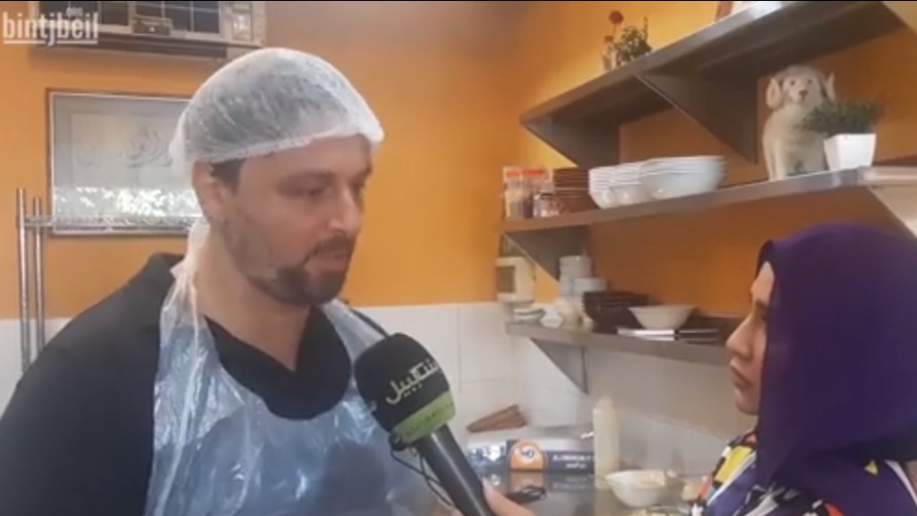 بالفيديو/ فنان لبناني يكسر قاعدة "بريستيجي ما بيسمحلي" و يبدأ عمله الجديد في الطبخ والماكولات: الفن ما بعطي خبز!