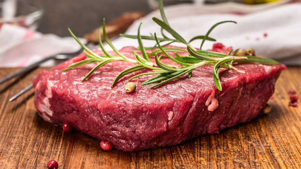 نقابة القصابين: انخفاض اسعار اللحم الاسبوع الماضي هو نتيجة بيع اللحم المبرّد على أنه طازج!