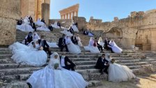بالصور/ زفاف جماعي لـ44 عروساً وعريساً واستبدال الحفل بصور تذكارية على أدراج معبد باخوس في قلعة بعلبك بسبب كورونا