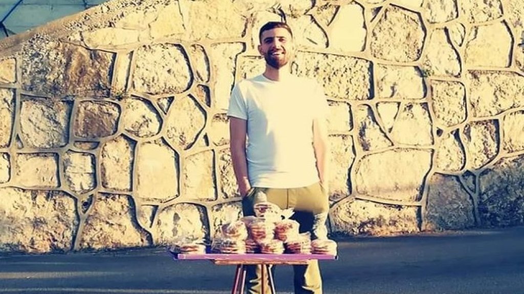 محمود يحارب الأزمة بـ "بسطة" الكعك الصغيرة: هيدي البسطة عليها أحلام شاب تبخرت راحت بهيدا البلد ورغم كل الظروف الي ما قدرت تكسرنا وقفنا بوجا و عم نحارب لناكل لقمة حلال