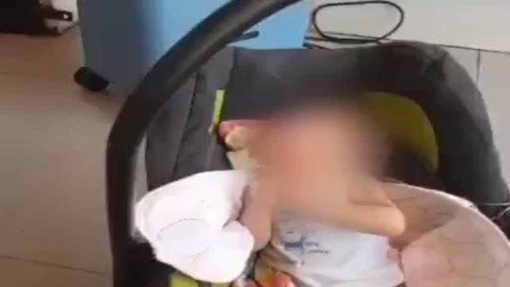 بالفيديو/ أب ينقل طفله البالغ 4 أشهر إلى محل لتشغيل آلة التنفس الخاصة به بعد إنقطاع الكهرباء