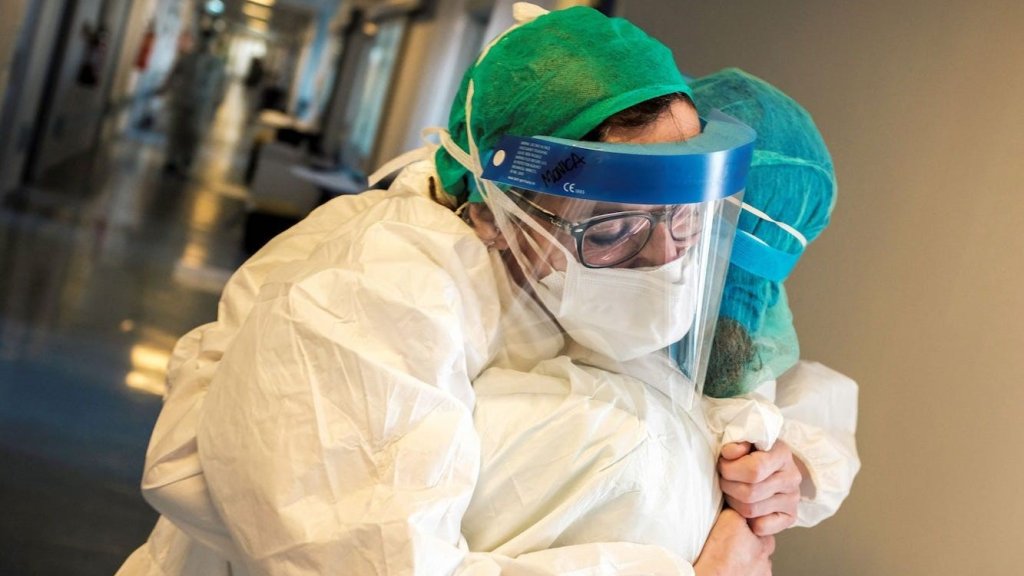 مستشفى الحريري: 18 حالة حرجة مصابة بكورونا و5 حالات إيجابية تم إخراجها إلى الحجر المنزلي بعد تأكد شفائها سريريا 