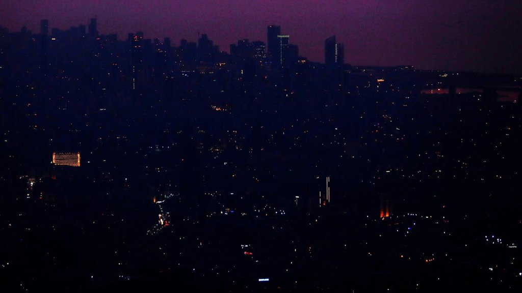 بالفيديو/ بظل إنقطاع الكهرباء... مشهد الظلام الدامس يخيم على العاصمة بيروت