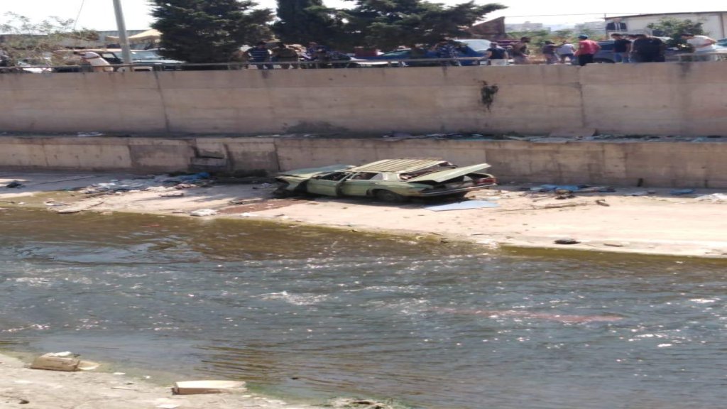 سقوط  سيارة من نوع "مرسيدس" من على جسر أبو علي الى مجرى النهر في طرابلس...واصابة 3 من ركابها بجروحٍ ورضوض طفيفة!