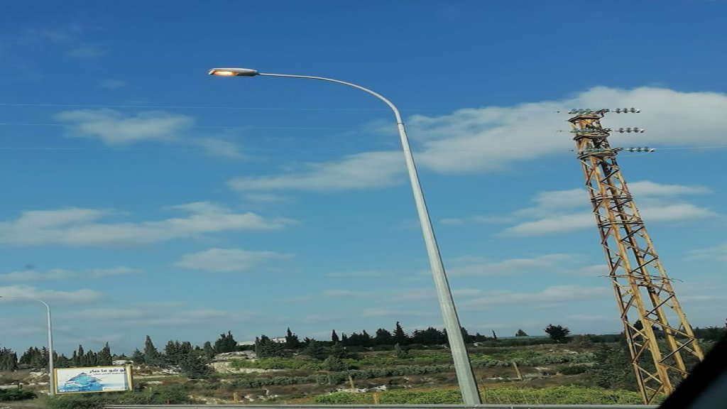 من أوتوستراد البابلية.... الإنارة على الطريق مضاءة "بعز النهار"