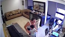 فيديو متداول... أب يحمي ابنه لحظة وقوع إنفجار مرفأ بيروت