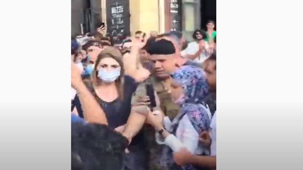 بالفيديو/ ناشطون يتهجمون على وزيرة العدل ويرمونها بالمياه اثناء تفقدها شارع الجميزة