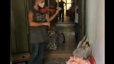 بالفيديو/ مسنة تبكي في بيتها المحطم جراء انفجار بيروت بينما يقوم أحد الشبان بعزف الموسيقى لها..&quot;سوف نبقى هنا كي يزول الألم&quot;!
