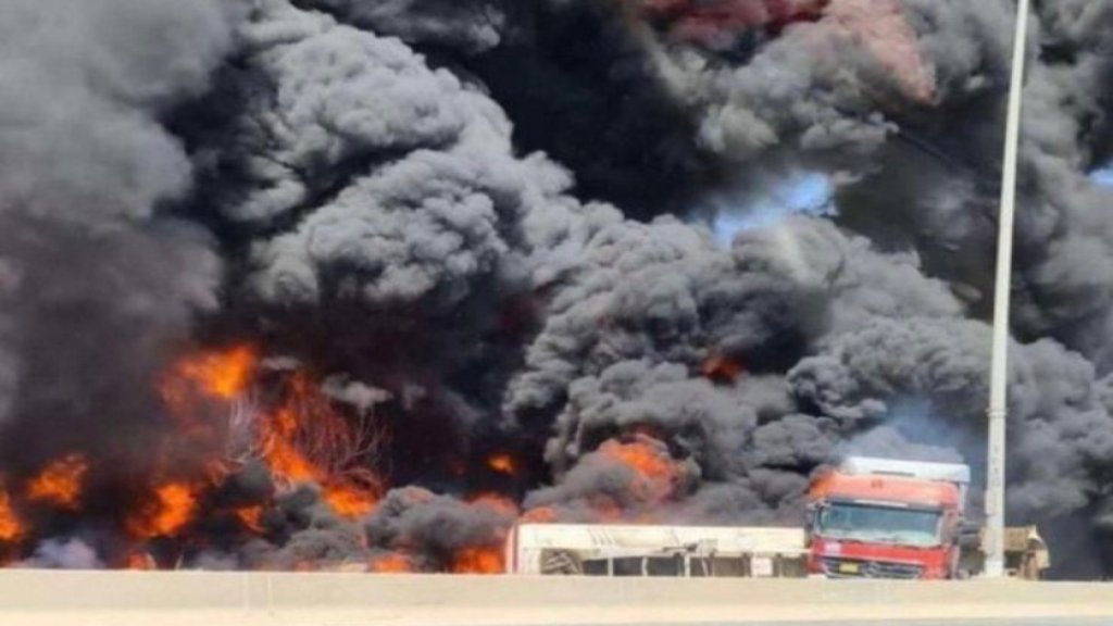 بالفيديو/ إندلاع حريق كبير في الجهراء - الكويت بسبب انقلاب صهريج وقود