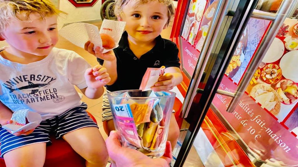 صاحب مطعم لبناني في فرنسا يجمع تبرعات لبيروت: الشرطة والأطفال والعجائز كلهم تبرعوا...بالوقت الي معظم شعوب العالم عّم تتضامن معنا نحن "كلنا" من كل المناطق والطوائف عّم نهاجم وعم نسب لبعض 