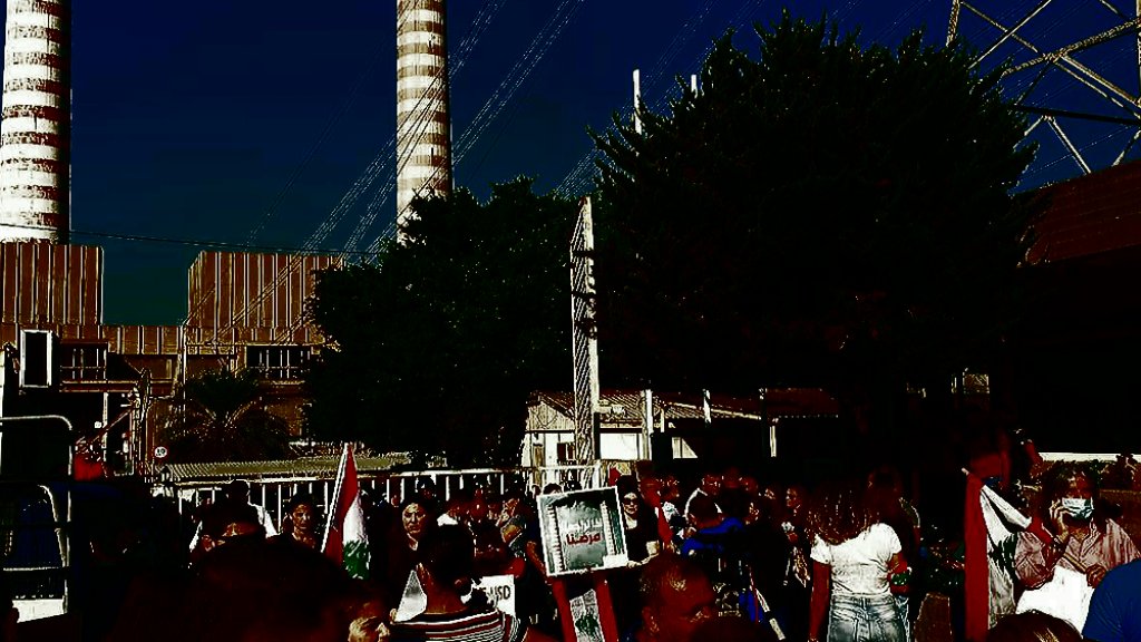 الوكالة الوطنية: عدد من المحتجين تجمعوا أمام معمل الزوق الحراري اعتراضا على عودة شاحنة الامونيوم من كفرذبيان الى المعمل