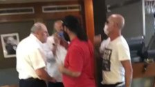 بالفيديو/ مواطن يحاول طرد الوزير السابق جمال الجراح من مطعم في الزلقا
