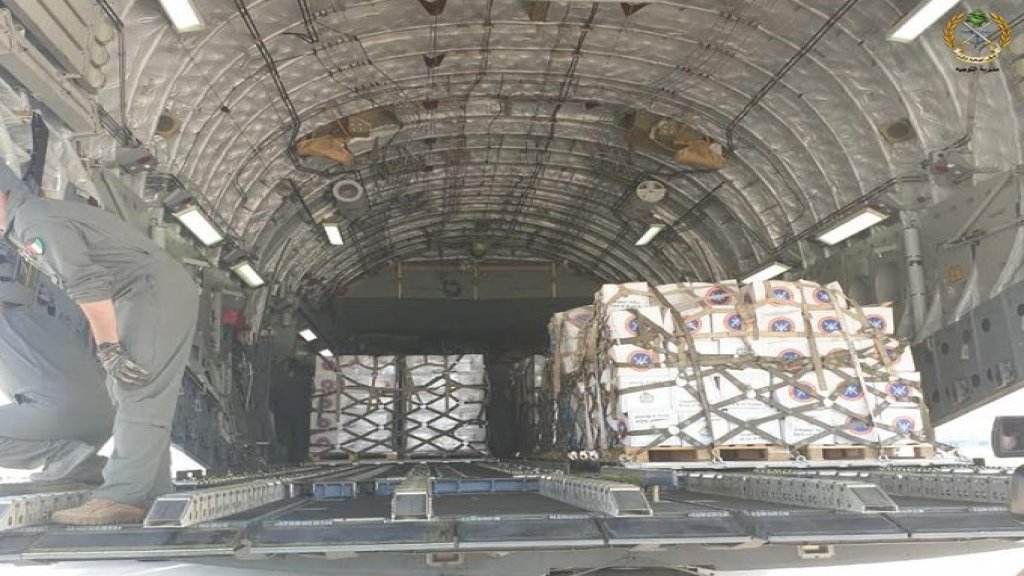 الجيش: طائرة من دولة الكويت تحمل مساعدات غذائية وصلت بيروت