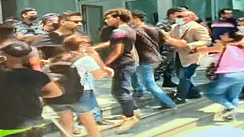 إشكال بين  ناشطين امام مبنى تاتش على جسر الرينغ مع عناصر قوى الامن